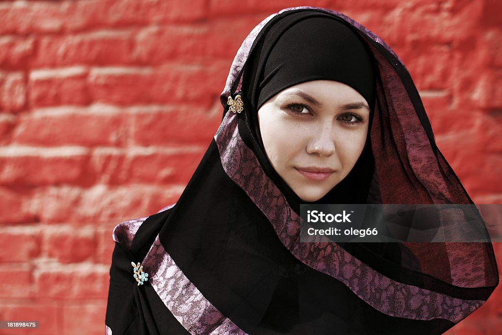 Młoda kobieta w ubranie muzułmański - Zbiór zdjęć royalty-free (Kobiety)