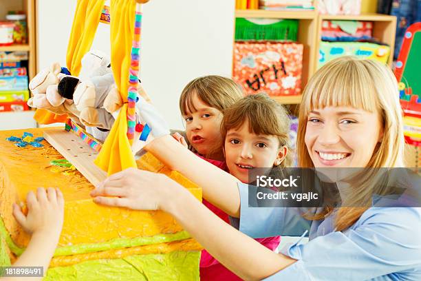 Bambini Che Giocano Dito Spettacolo Di Marionette - Fotografie stock e altre immagini di Spettacolo di marionette - Spettacolo di marionette, Bambino, 4-5 anni