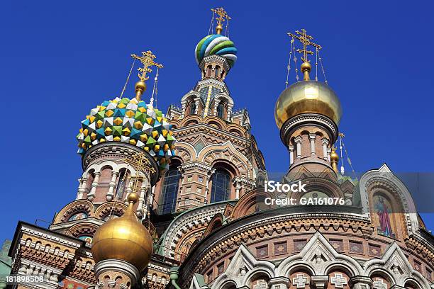 Golden Croci Della Cattedrale Ortodossa Di Sanktpetersburg - Fotografie stock e altre immagini di Ambientazione esterna