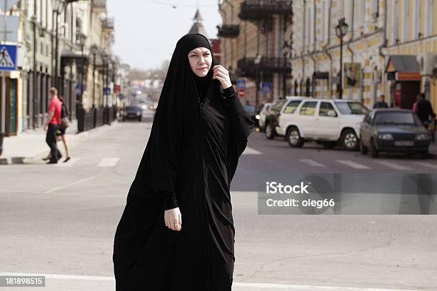 Photo libre de droit de Jeune Femme En Vêtements De Musulman banque d'images et plus d'images libres de droit de 20-24 ans - 20-24 ans, Adulte, Asiatique de l'Est et du Sud-Est