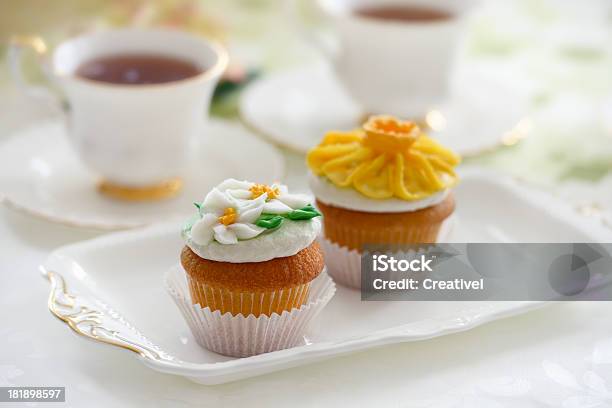 Cupcakes Flores Y Té Con Hielo Foto de stock y más banco de imágenes de Al horno - Al horno, Alcorza, Alimento