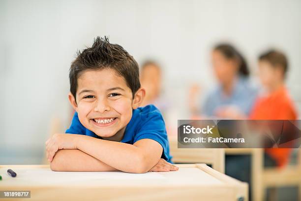 Foto de Menino Na Classe De Crianças Pequenas e mais fotos de stock de Escrivaninha - Escrivaninha, Meninos, Olhar para a Câmera