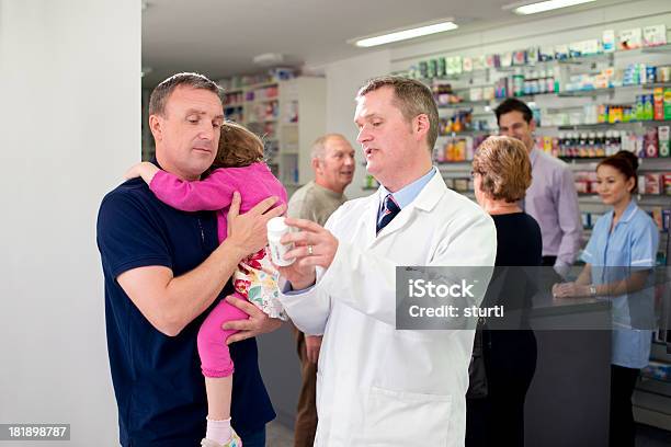 Niño Asesoramiento De Farmacia Foto de stock y más banco de imágenes de Farmacia - Farmacia, Reino Unido, 20 a 29 años