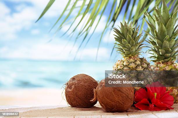 Pinapples E Noci Di Cocco Sulla Spiaggia Con Spazio Copia - Fotografie stock e altre immagini di Acqua