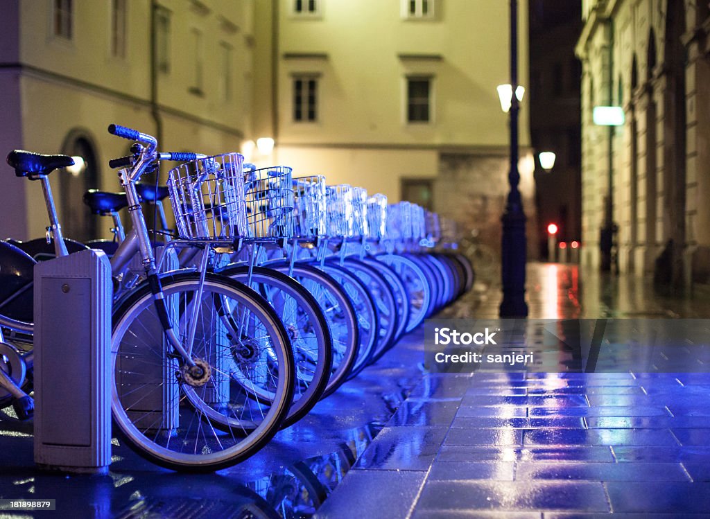 자전거 앞 네온 조명 - 로열티 프리 Bicycle Parking Station 스톡 사진