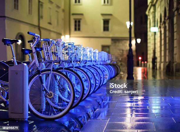 자전거 앞 네온 조명 Bicycle Parking Station에 대한 스톡 사진 및 기타 이미지 - Bicycle Parking Station, 건강한 생활방식, 교통