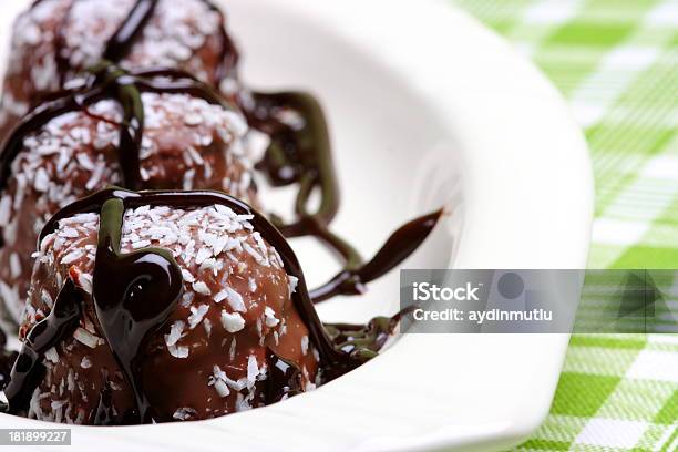 Prato De Trufas De Chocolate - Fotografias de stock e mais imagens de Alimentação Não-saudável - Alimentação Não-saudável, Bolo de Chocolate, Branco