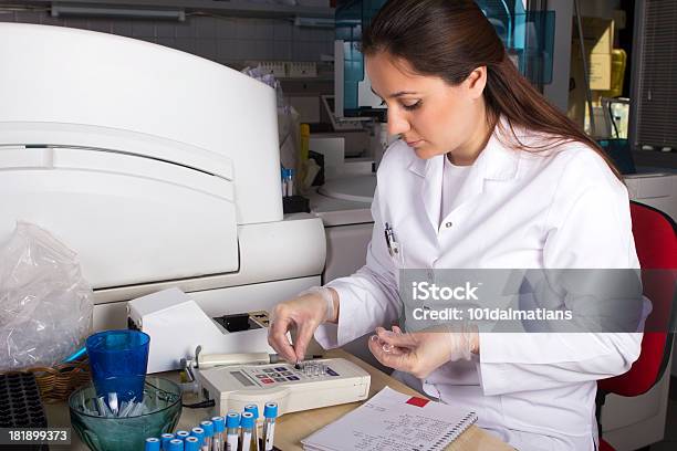 Scienziato Che Lavora In Laboratorio - Fotografie stock e altre immagini di AIDS - AIDS, Analisi del sangue, Analizzare