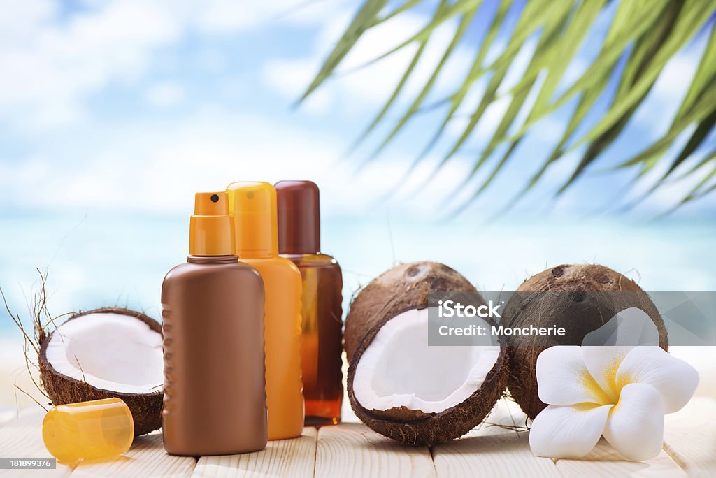 선탠 로션, 코코넛 및 plumeria 아이리스입니다 복사 공간이 - 로열티 프리 모래 스톡 사진