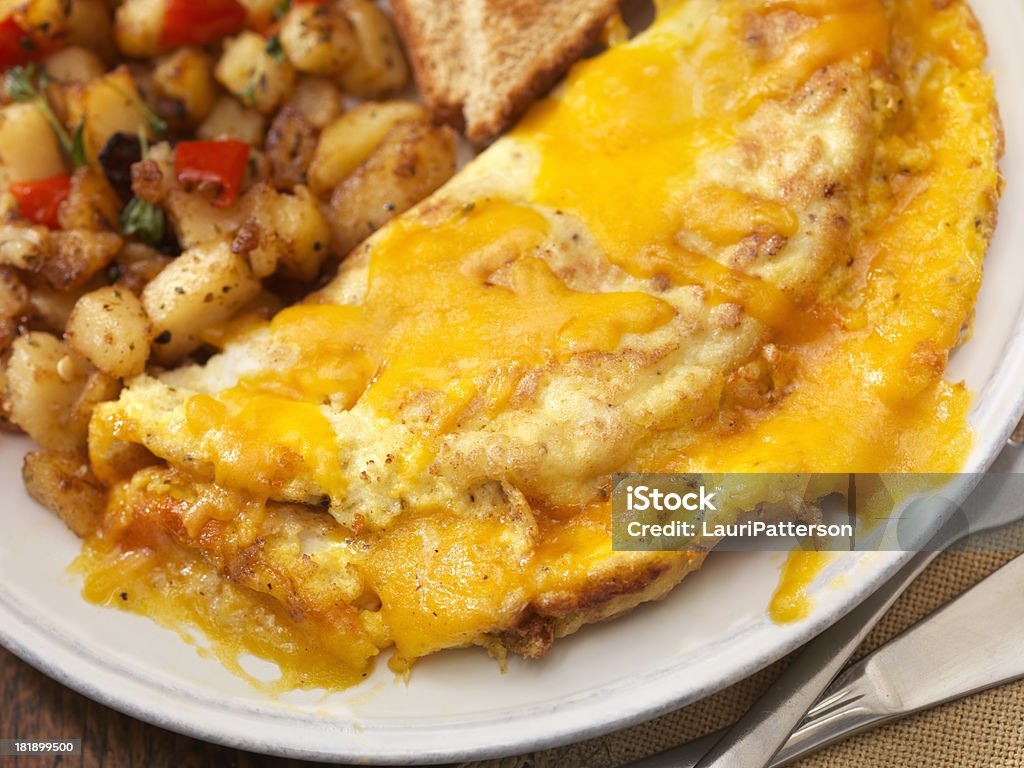 Un'Omelette al formaggio Cheddar - Foto stock royalty-free di Ambientazione interna