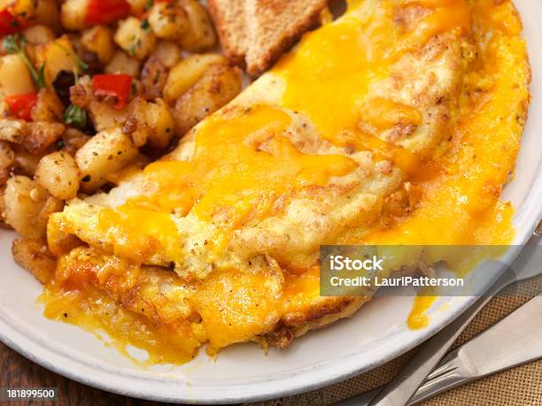 Unomelette Al Formaggio Cheddar - Fotografie stock e altre immagini di Ambientazione interna - Ambientazione interna, Burro, Caffè - Bevanda