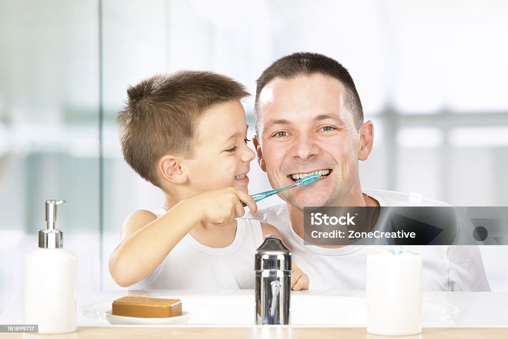 Niño Cepillos de sus dientes con dad - Foto de stock de Baño libre de derechos