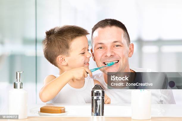 Criança Com Seu Pai Escovas De Dentes - Fotografias de stock e mais imagens de Casa de banho - Casa de banho, Criança, Homens