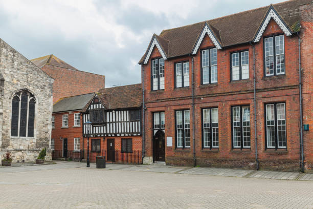 саутгемптон, великобритания. вид на площадь святого михаила - southampton tudor style house hampshire стоковые фото и изображения