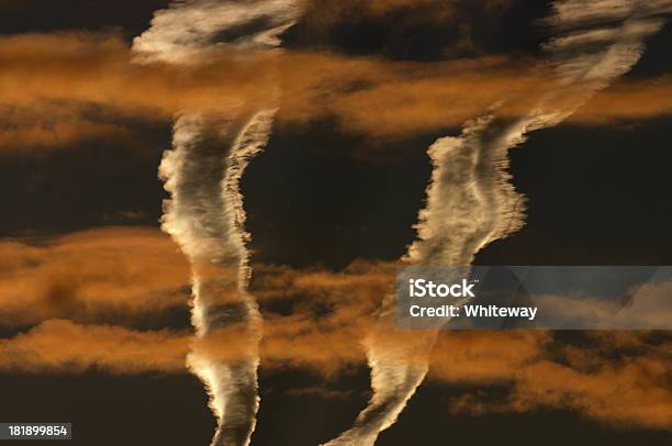 Двумя Пар Тропы На Заре Windswept — стоковые фотографии и другие картинки Авиакосмическая промышленность - Авиакосмическая промышленность, Без людей, Воздушный транспорт
