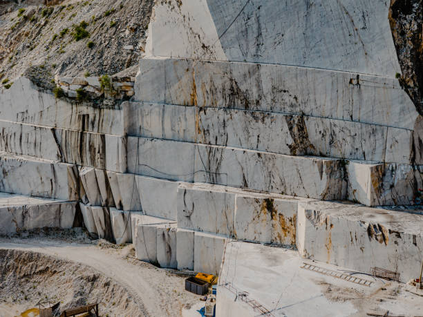 이탈리아 카라라 근처의 채석장 중 하나에 있는 큰 대리석 블록 스톡 사진