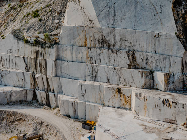 Grandes blocos de mármore em uma das pedreiras perto de Carrara, Itália - foto de acervo