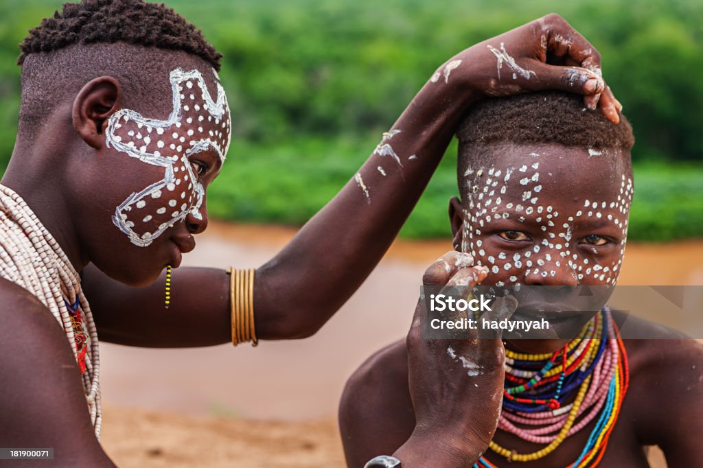 Due giovani ragazze africane nel corso di pittura facciale, Etiopia. - Foto stock royalty-free di Karo