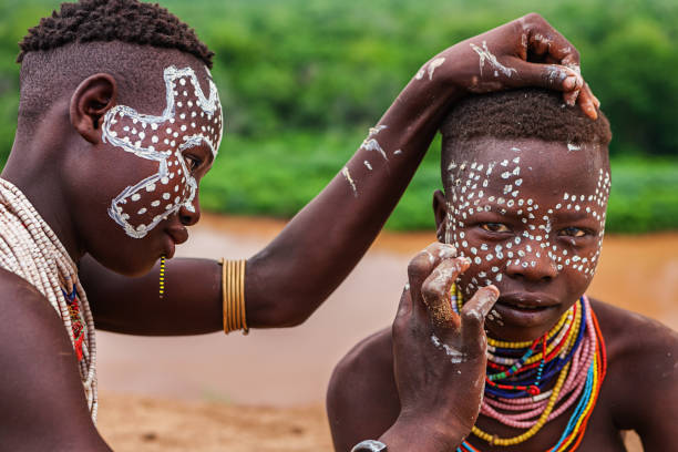 два молодых африканских девочек в лицо картина, эфиопия. - karo tribe стоковые фото и изображения