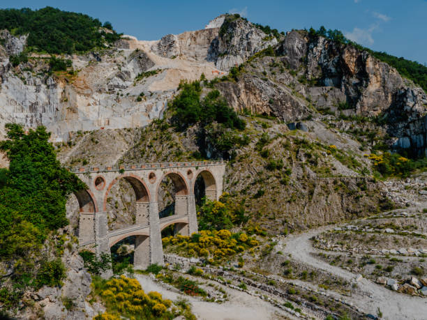 Ponti di Vara pontes na área Fantiscritti de pedreiras de mármore perto de Carrara - foto de acervo