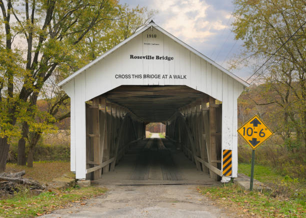 Roseville Covered Bridge of Indiana Roseville, Indiana, USA - October 28, 2023: Roseville Covered Bridge (1910) in Parke County indiana covered bridge stock pictures, royalty-free photos & images