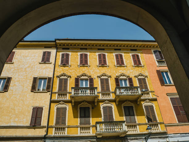 Edifício histórico colorido em Modena, Italy - foto de acervo