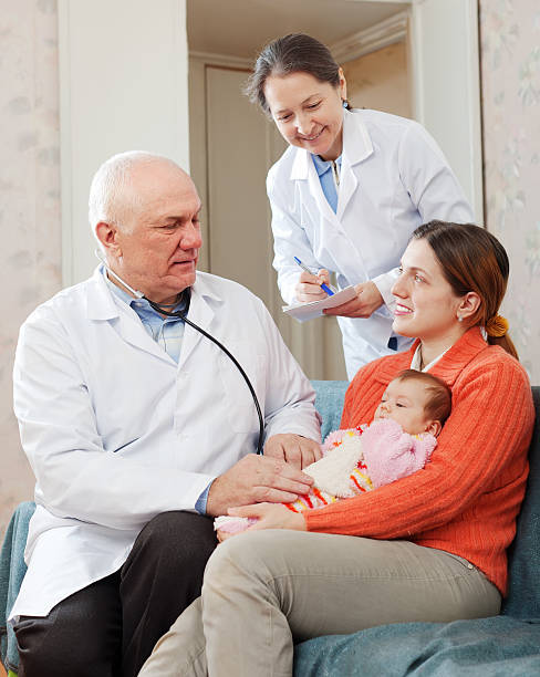 macho maduro médico pediatra examinar recém- nascidos - cheerful doctor prescribes professional occupation imagens e fotografias de stock