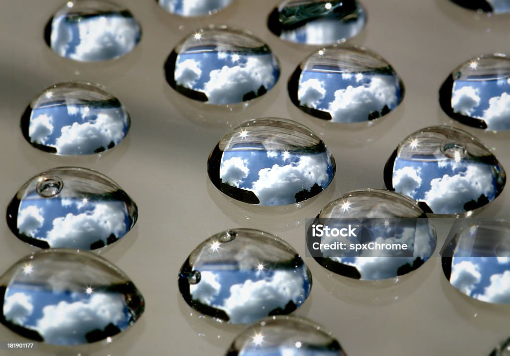 Núcleos de agua con cielo azul - Foto de stock de Agua libre de derechos