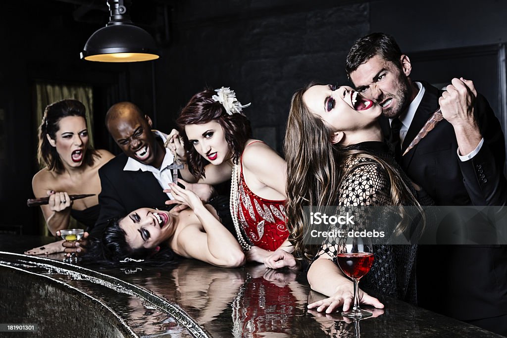 Grupo de Vampiros atacado no Bar - Foto de stock de Coluna de Madeira royalty-free