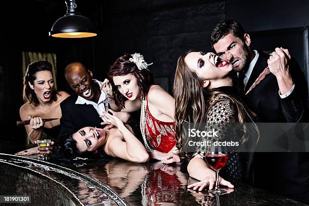 Foto de Grupo De Vampiros Atacado No Bar e mais fotos de stock de Coluna de Madeira - Coluna de Madeira, Madeira, Vampiro