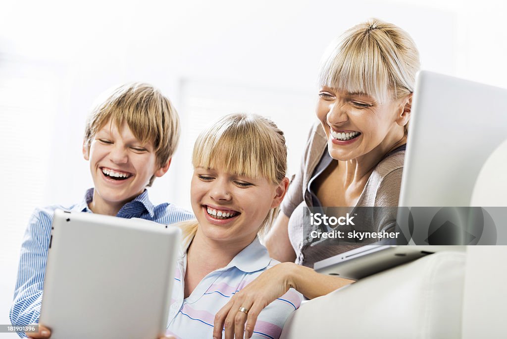 Família em casa usando tecnologia sem fios. - Royalty-free Adolescente Foto de stock