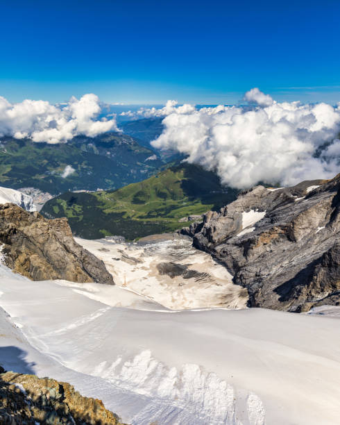 ghiacciaio dell'aletsch nello jungfraujoch, svizzera. jungfraujoch, top of europe, uno dei più alti osservatori del mondo situato presso la stazione ferroviaria della jungfrau, oberland bernese, svizzera. - jungfraujoch jungfrau bernese oberland monch foto e immagini stock