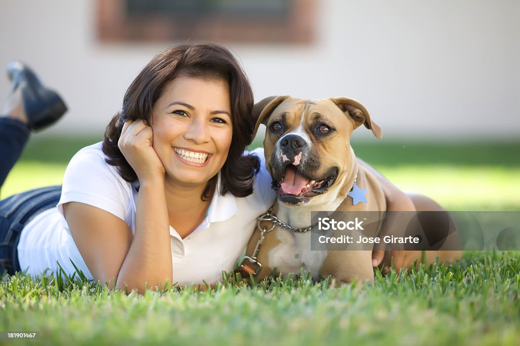 En el parque con el perro - Foto de stock de 20-24 años libre de derechos