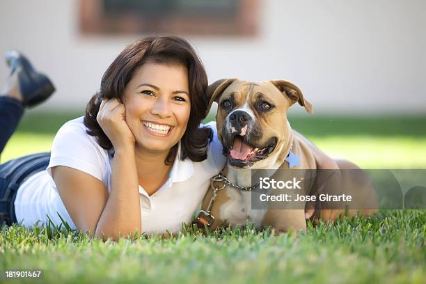 Foto de No Parque Com Meu Cachorro e mais fotos de stock de 20-24 Anos - 20-24 Anos, Abraçar, Adulto