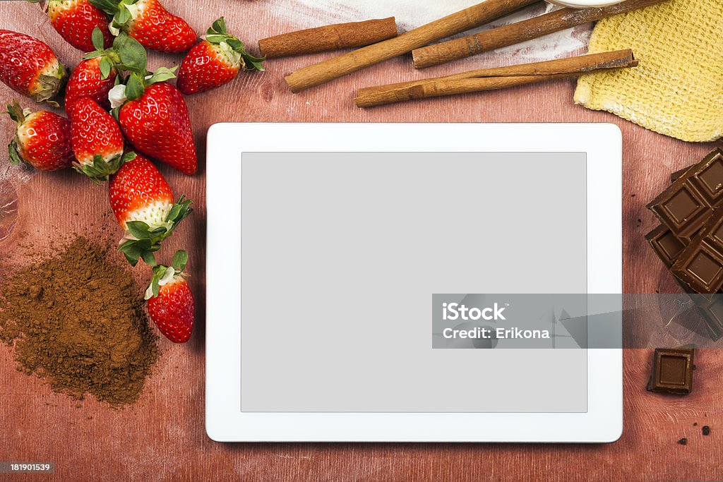 Cocina con tableta Digital - Foto de stock de Alimento libre de derechos