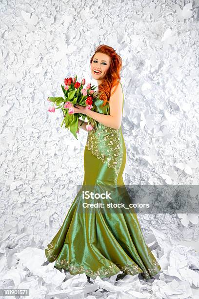 Elegante Mujer Foto de stock y más banco de imágenes de A la moda - A la moda, Adulto, Agarrar