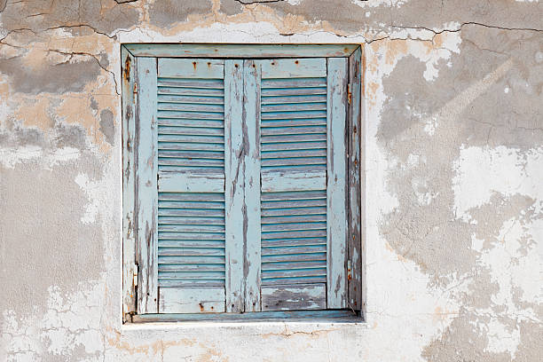 parete di cemento con finestra otturatore, in legno di grunge invecchiato a cipro - shutter unhygienic ancient old foto e immagini stock