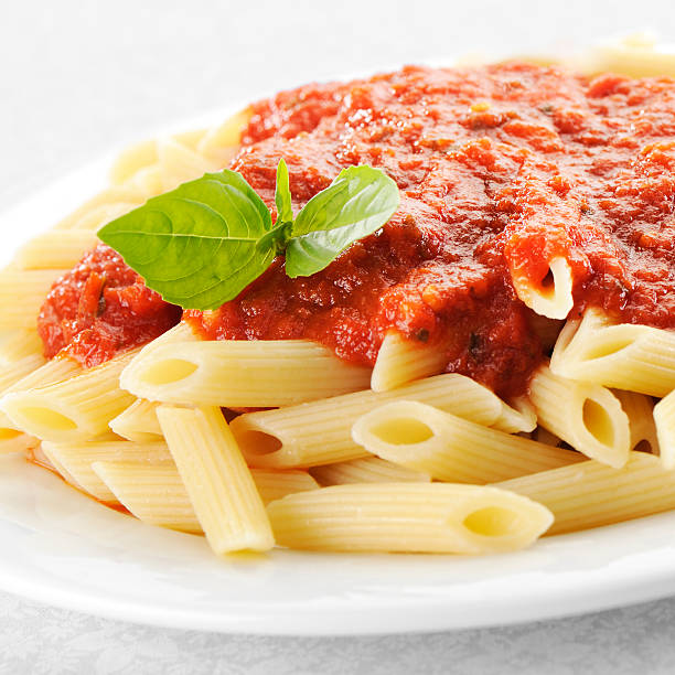 penne i sos pomidorowy - penne rigatoni pasta tomato pasta zdjęcia i obrazy z banku zdjęć