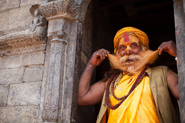 portret uśmiechnięta święty sadhu man - india sadhu nepalese culture nepal zdjęcia i obrazy z banku zdjęć