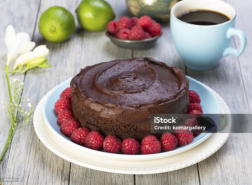 Schokoladenkuchen mit Himbeeren - Lizenzfrei Blau Stock-Foto