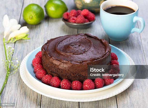 Schokoladenkuchen Mit Himbeeren Stockfoto und mehr Bilder von Blau - Blau, Blume, Braun