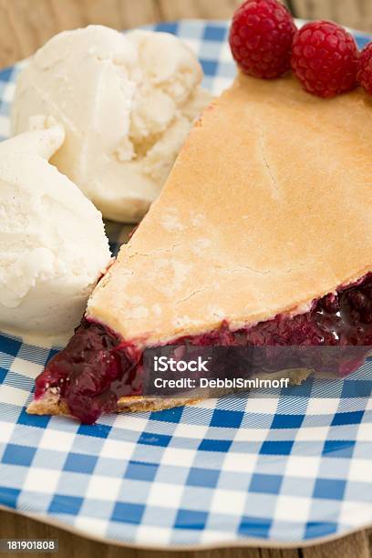 Picnic Pastel De Carne Y Helados Foto de stock y más banco de imágenes de A cuadros - A cuadros, Al horno, Alimento