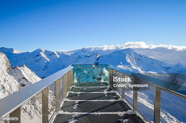 Vista Sobre A Montanha Alpes - Fotografias de stock e mais imagens de Coragem - Coragem, Indústria de construção, Alpes Europeus