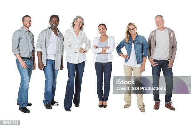 Grupo De Personas De Diferentes Razas De Pie En Una Fila Foto de stock y más banco de imágenes de Foto de estudio