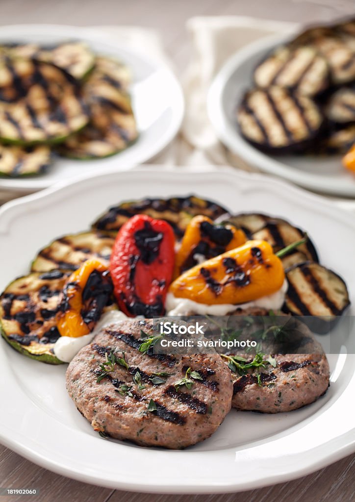 Hamburger avec mélange de légumes grillés - Photo de Aliment libre de droits