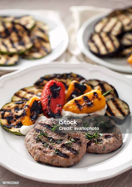 Photo libre de droit de Hamburger Avec Mélange De Légumes Grillés banque d'images et plus d'images libres de droit de Aliment - Aliment, Aliment en saumure, Aliment rôti