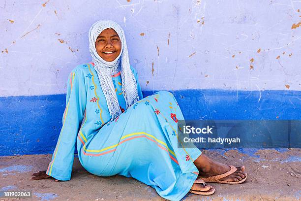 Ragazza Musulmana In Southern Egitto - Fotografie stock e altre immagini di 18-19 anni - 18-19 anni, Abbigliamento, Abbigliamento modesto