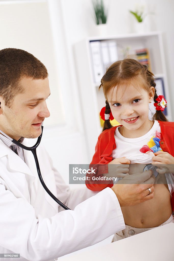 Médico examinar rapariga. - Royalty-free 6-7 Anos Foto de stock