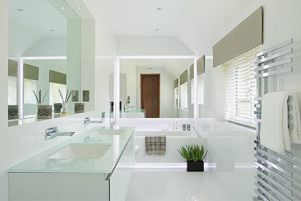 великолепный белый ванная комната с светодиодное освещение - sink bathroom pedestal tile стоковые фото и изображения