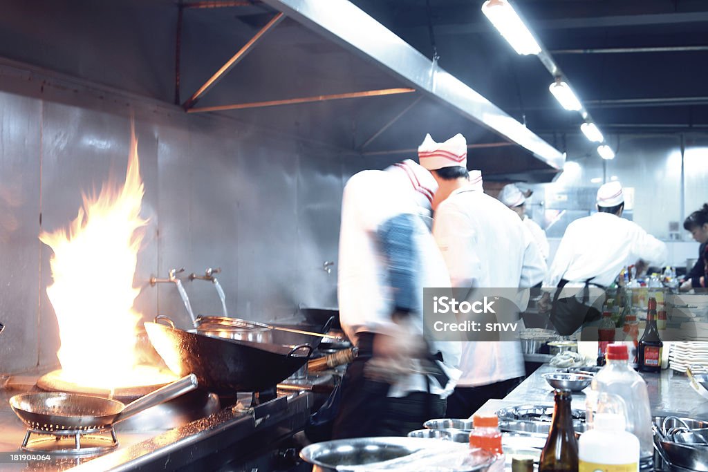 Movimento chef di cucina di un ristorante - Foto stock royalty-free di Affollato